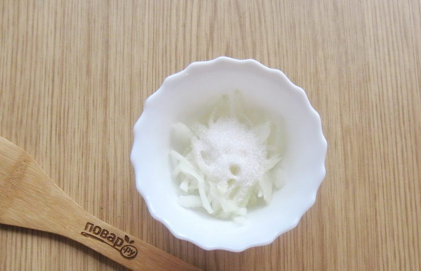 1. Этап. Салат с кальмарами и маринованным луком: Добавьте к луку сахар.