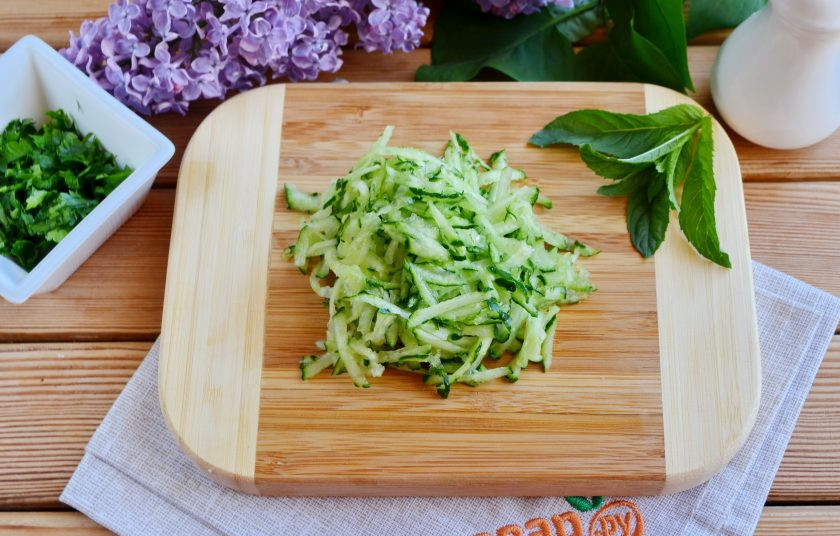 1. Этап. Райта: Огурец натрите на крупной терке, отожмите лишнюю влагу.