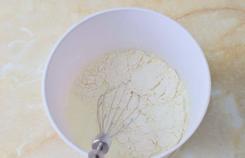 1. Этап. Блины купеческие: Влейте растительное масло и молоко. Подсыпайте муку и замешивайте тесто.