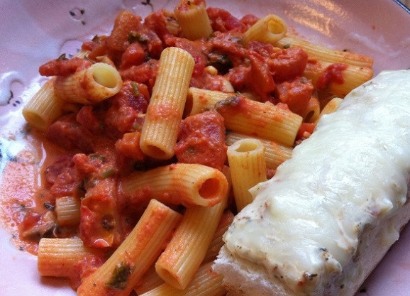 1. Этап. Ригатони с томатным соусом: 6. Подавайте ригатони с соусом. Приятного аппетита!