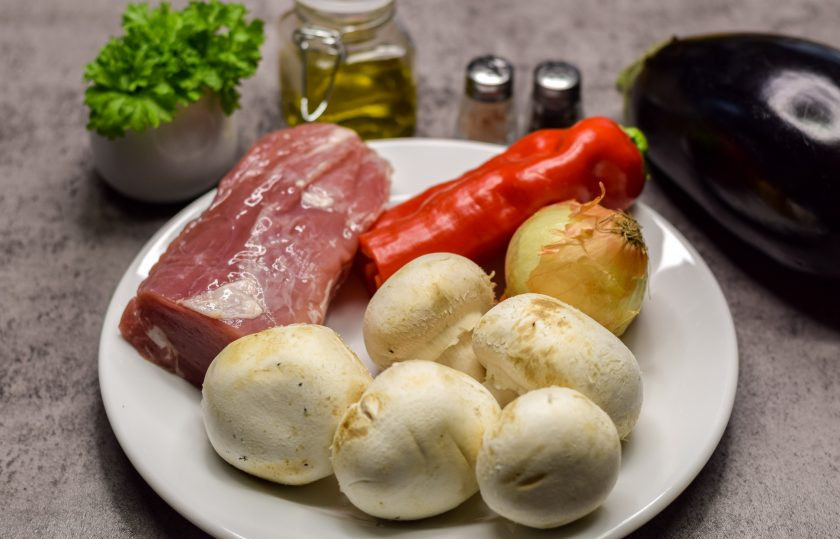 1. Этап. Жаркое из свинины с грибами и баклажанами: Подготовьте все ингредиенты.