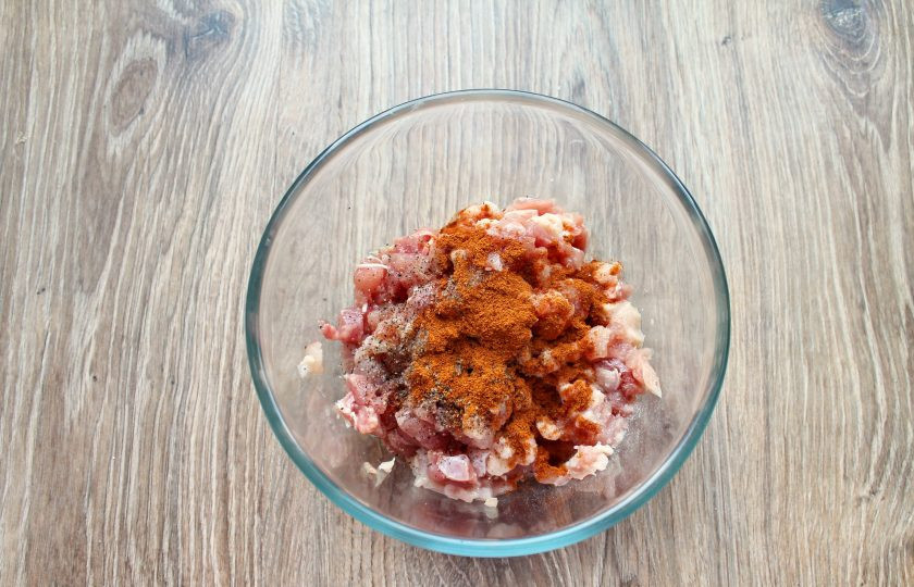 1. Этап. Сальчичон из курицы: Добавьте паприку.