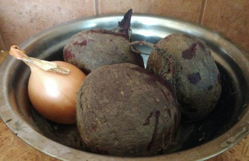 1. Этап. Икра свекольная с луком: 1. Из-за того, что свекла варится достаточно долго (минимум 1 час), увеличивается и время приготовления икры. Бывает так, что у вас после праздников осталась вареная свекла – и тогда времени на приготовление вкусной закуски у вас уйдет всего 20 минут.