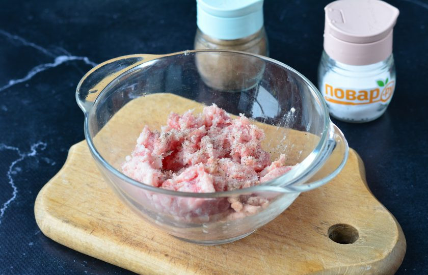 1. Этап. Овощное рагу с тефтелями: Перекрутите свинину на мясорубке, добавьте соль, черный перец по вкусу. Перемешайте фарш — это заготовка для тефтелей.