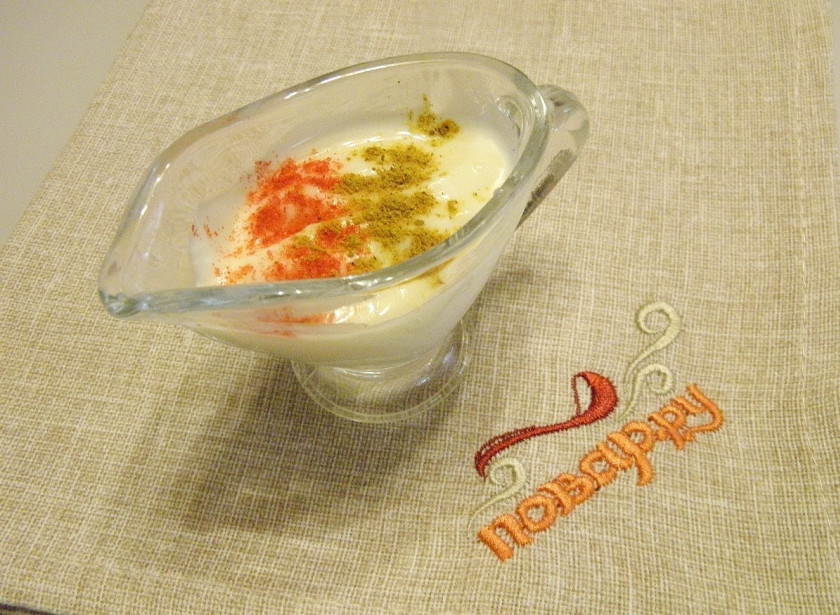 1. Этап. Куриная грудка на пару в мультиварке: Сметану смешайте с солью, паприкой и карри.