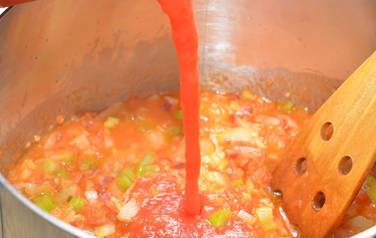 1. Этап. Минестроне с беконом: Далее вливаем томатный сок, доводим жидкость до кипения, варим 5 минут.