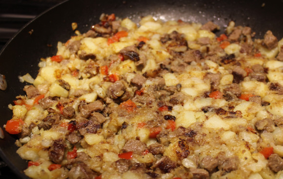 1. Этап. Говядина с помидорами и сыром: Тушить всё вместе нужно около 30 минут. Если от овощей будет мало сока, то можно добавить совсем немного воды.