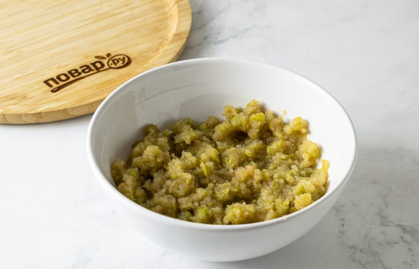 1. Этап. Грушевое повидло: Измельчите груши через мясорубку.