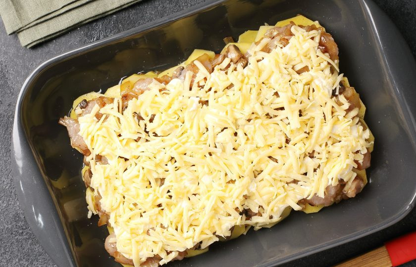 1. Этап. Запеканка из куриного филе с картошкой, грибами и сыром: Смажьте майонезом, посыпьте тёртым сыром и запекайте в духовке при температуре 180 градусов около 40 минут.
