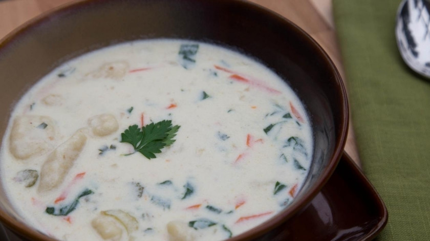 1. Этап. Куриный суп с галушками: Готовый куриный суп с галушками подавайте украсив зеленью.