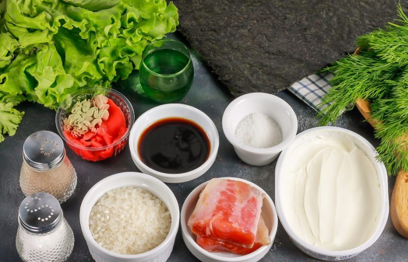 1. Этап. Онигири с лососем: Подготовьте указанные ингредиенты. Приобретите нарезку лосося или небольшой кусочек красной рыбы и удалите с него кожу вместе с чешуей, промойте в воде. Выложите в глубокую емкость, засыпьте сахаром, солью и влейте уксус. Аккуратно помните и оставьте на 1-2 часа для маринования.