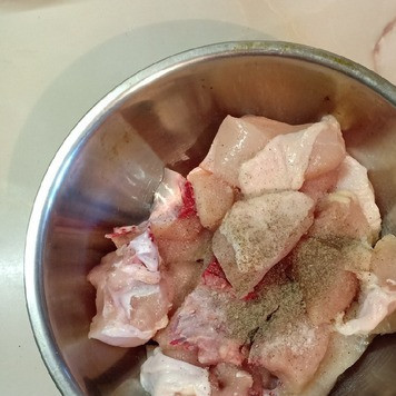 1. Этап. Курица в луковом соусе: Курицу помыть и разрезать на небольшие порционные кусочки. Посыпать солью, перцем и перемешать.