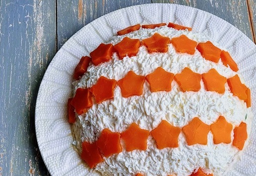 1. Этап. Салат с тунцом Новогодний шар: Морковь предварительно отварить, очистить от кожуры. С помощью формочки звёздочки выдавить фигурки из моркови, разложить как на фото.