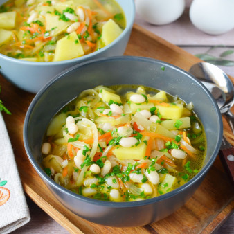 Суп с фасолью и огурцами