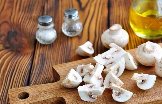 1. Этап. Салат из куриных сердечек с грибами и сыром: 2. Грибы нарежьте крупными кусочками. Лук обжарьте на сковороде с разогретым растительным маслом до легкого золотистого цвета, после добавьте грибы и жарьте на среднем огне до готовности. Посолите и поперчите по вкусу.