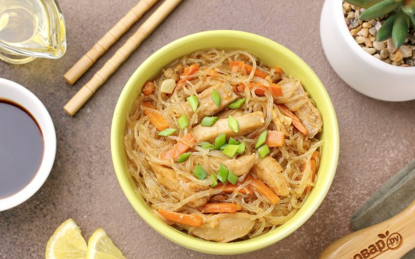 1. Этап. Фунчоза с курицей в мультиварке: Подавайте блюдо к столу, по желанию украсив свежей зеленью. Приятного аппетита!