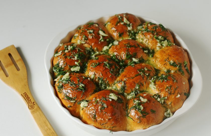 1. Этап. Чесночные пампушки на кефире: Достав готовые пампушки из духовки, еще горячими, смажьте подготовленным чесночным соусом.