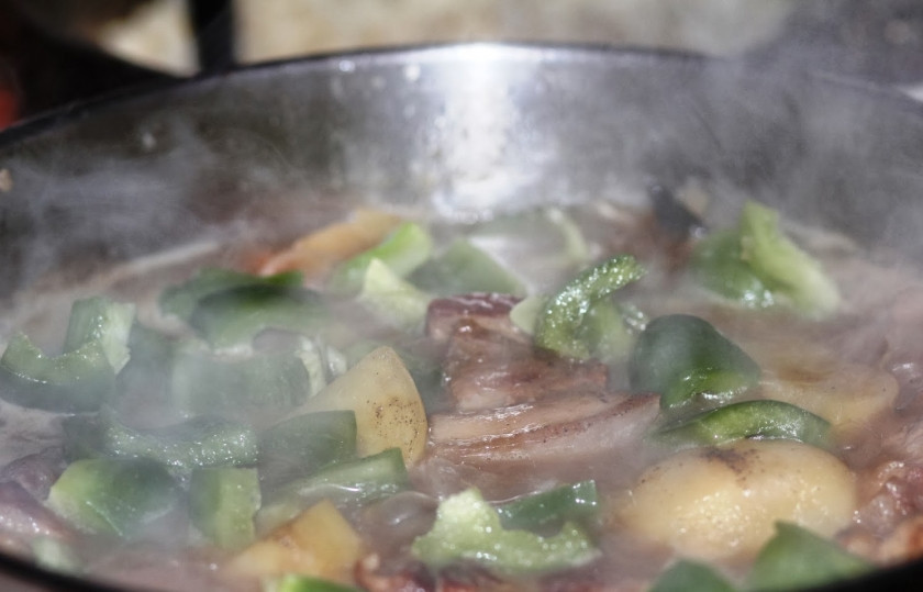 1. Этап. Тушеная свиная корейка: Добавьте их в блюдо, тушите еще минут 15, добавьте также хрен и специи по вкусу.