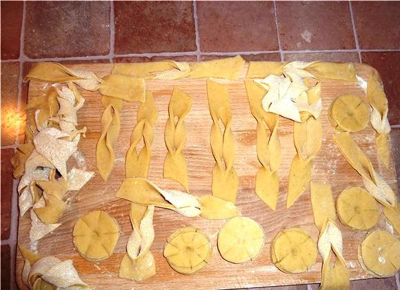 1. Этап. Хворост в мультиварке: Раскатайте тесто, вырежьте из него фигурки нужной вам формы. Это можно сделать при помощи ножа или формочек.