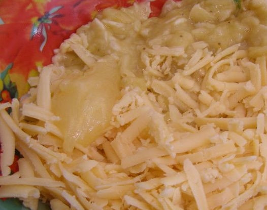 1. Этап. Гренки сладкие: Смешайте сыр, бананы и мёд.