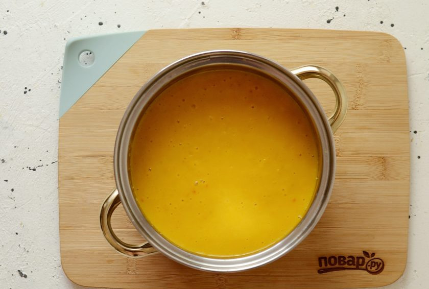 1. Этап. Тыквенный суп в тайском стиле: Извлеките из супа стебель лемонграсса и измельчите суп блендером до состояния пюре. Посолите и приправьте сахаром суп, снова доведите до кипения и снимите с плиты.