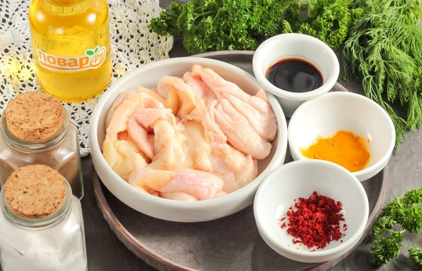 1. Этап. Чипсы из куриной кожи в духовке: Подготовьте указанные ингредиенты. Куриную кожу можно приобрести в мясном магазине или срезать с окорочков, бедрышек и т.д.