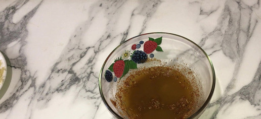 1. Этап. Гарнир из картофеля Грязный картофель: В растопленное сливочное масло добавьте паприку, орегано, чеснок, соль и перец. Тщательно перемешайте.