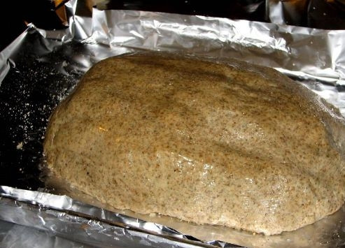 1. Этап. Рыбный пирог Калакукко: Плотно накрываем начинку свободными краями теста и защипываем. Чтобы пирог получился без шва, намочите руки водой и разгладьте тесто в месте соединения. Выкладываем пирог на противень и отправляем в духовку, разогретую до 200 градусов на 30-40 минут.