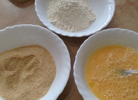 1. Этап. Аранчини из кускуса с цукини и моцареллой: 6. Насыпаем в отдельные миски муку, сухари, а в третьей взбиваем 3 яйца.