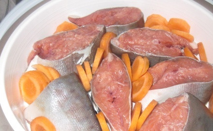 1. Этап. Горбуша на пару в мультиварке: 3. После этого нарежьте морковь. Я это сделала кольцами - так блюдо выглядит аппетитнее и лучше пропитывается морковным соком. Далее я все выложила в емкость для тушения, а именно: рыбу и морковь.