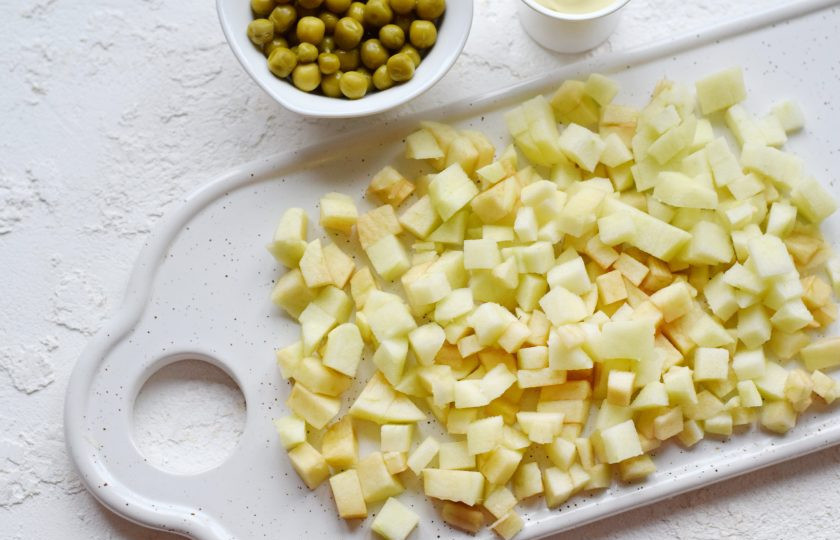 1. Этап. Салат Столичный с яблоком: Яблоки измельчайте в самом конце, чтобы они не потемнели. Очистите их от корки, удалите сердцевину, мякоть нарежьте небольшим кубиком.