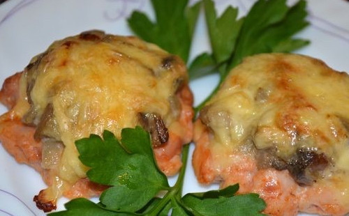 1. Этап. Куриные медальоны: Спустя указанное время блюдо полностью готово и подходит к употреблению, как самостоятельно, так и с гарниром. Вот, собственно, и все. Тепер вы знаете, как приготовить куриные медальоны с грибами, чтобы они были не только вкусными, но и визуально соответствовали своему гордому названию. Кушайте на здоровье!