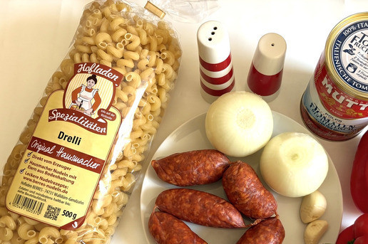 1. Этап. Быстрая сковорода Паста с чоризо: Приготовить ингредиенты, помыть овощи и почистить их. Нарезать лук перьями, чеснок мелкими, а перец крупными кубиками, чоризо нарезать шайбами. Поставить варить пасту, брать можно любую, даже спагетти.