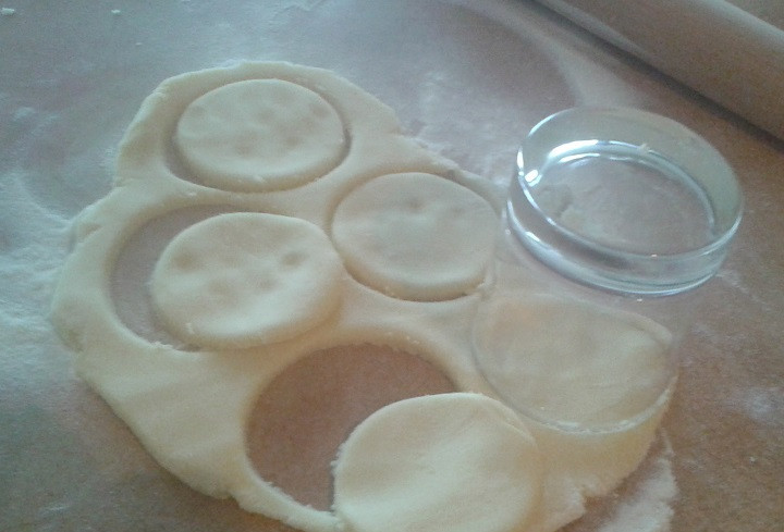 1. Этап. Печенье Пасхальные яйца: 3. Раскатайте тесто, толщина - не менее 6 мм. Стаканом или формочкой вырежьте кружочки. Не забывайте стол присыпать мукой. Старайтесь, чтобы все печенье получилось одинаковой толщины.