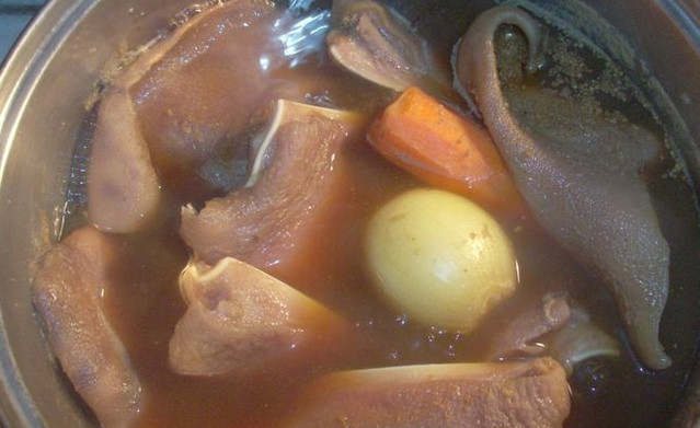 1. Этап. Свиные уши по-китайски: Опускаем уши в кипящую воду, варим 3 минуты. Затем добавляем целую морковь и луковицу, а также сахар, соевый соус, соль, имбирь и перец. Варим до мягкости ушей, примерно 2 часа.