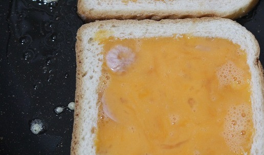 1. Этап. Перекус на сейчас и на потом: Вливаем яйца.