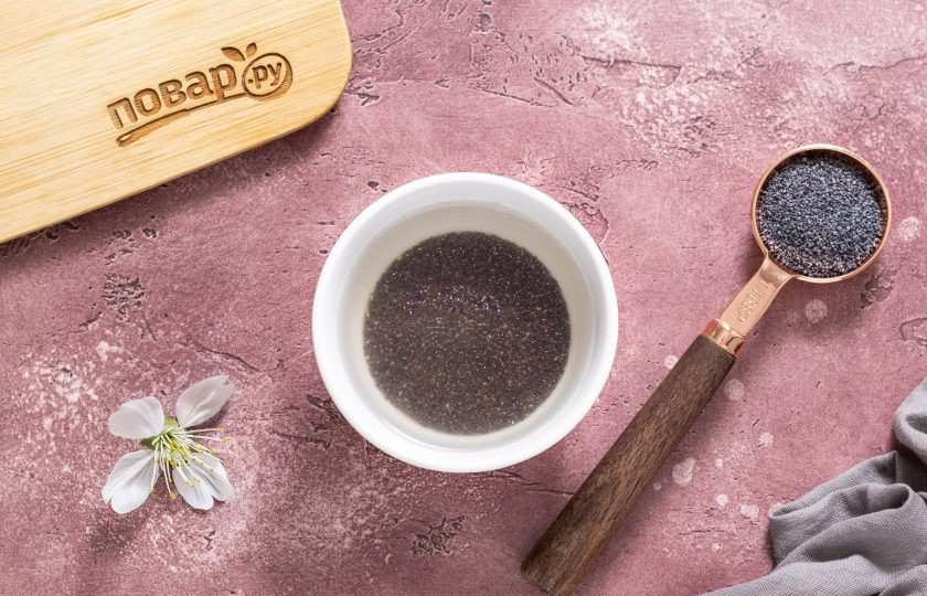 1. Этап. Постные сырники: Мак замочите в горячей воде на 10 минут. После слейте воду и откиньте мак на мелкое сито.