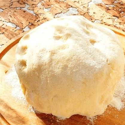 1. Этап. Картофельные гомбовцы: Смешиваем прокрученный картофель, яйцо, немного подсолнечного масла и муку. Из получившейся смеси необходимо замесить тесто. Месим около 5-7 минут до тех пор, пока тесто не начнет легко отлипать от рук.