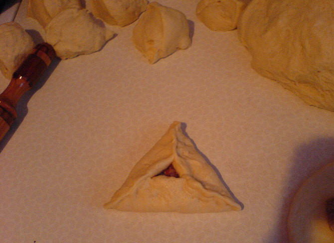 1. Этап. Треугольники с ветчиной: Мелко нарезаем ветчину и смешиваем с луком. Начинку заворачиваем в тесто в форму треугольника.