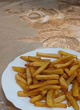 1. Этап. Картофель фри моей мечты: 9. Достаньте брусочки картофеля, выложите на поднос или большую тарелку. Дайте остыть брусочкам до безопасной температуры. Рекомендуется положить на противень или тарелку бумажные полотенца для впитывания остатков масла и жира. 10. Посыпьте картофель фри солью или другими приправами по вкусу.