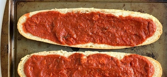 1. Этап. Пицца на батоне в духовке: 2. Смажьте томатным соусом. В экспресс варианте можно использовать кетчуп, например.