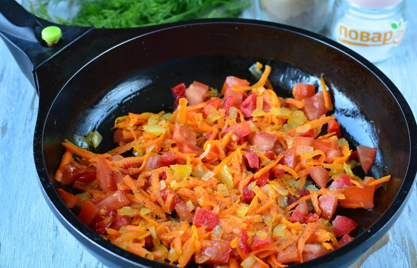 1. Этап. Самосы с овощами: Перемешайте все овощи, пассеруйте все вместе еще пару минут, добавьте специи по вкусу и снимите с огня. Начинку остудите.