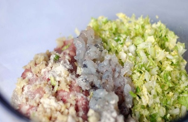 1. Этап. Китайские пельмени: 2. Из свинины и креветок сделайте фарш и выложите в миску. Добавьте в миску нарезанные овощи и зелень, соль, белый перец, кунжутное и растительное масло.