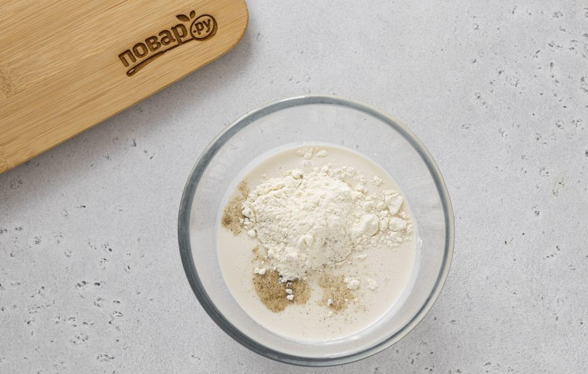 1. Этап. Запеканка из брокколи и цветной капусты: Для заливки смешайте венчиком сливки с пшеничной мукой, чтобы не оставалось комочков. Добавьте соль и черный молотый перец по вкусу.