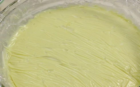 1. Этап. Крем заварной для медовика: 4. Соедините заварной крем с размягченным сливочным маслом и взбейте. Накройте пищевой пленкой (чтобы не образовалась корочка) и уберите в холодильник до полного остывания.