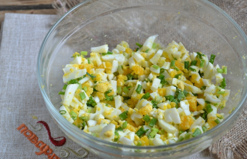 1. Этап. Пирожки с луком на кефире: Смешайте яйца с луком.