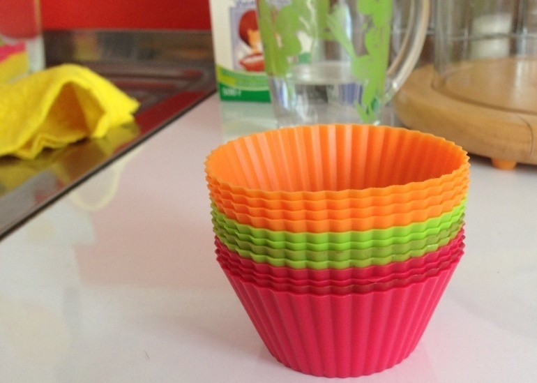 1. Этап. Банановые кексы в силиконовых формочках: 5. Я привыкла для выпечки использовать различные силиконовые формы, это удобно и быстро.