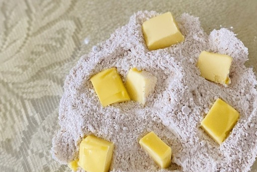 1. Этап. Сконы из цельнозерновой муки со сливой: В мучную смесь добавить кубиками сливочное масло