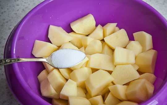 1. Этап. Запеченное мясо с картошкой: 1. Очистите картофель, нарежьте его средними кубиками. Выложите в глубокую мисочку и посолите по вкусу.