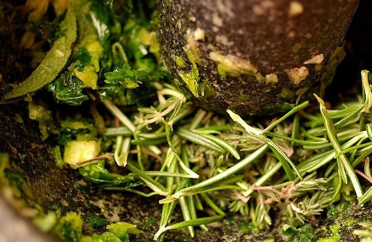 1. Этап. Курица, маринованная с чили и шалфеем: 2. Далее нужно все измельчить с помощью блендера или в ступке. Вымойте чили, добавьте в маринад.